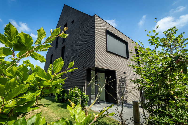 Bouw en inrichting van driegevelwoning te Huldenberg